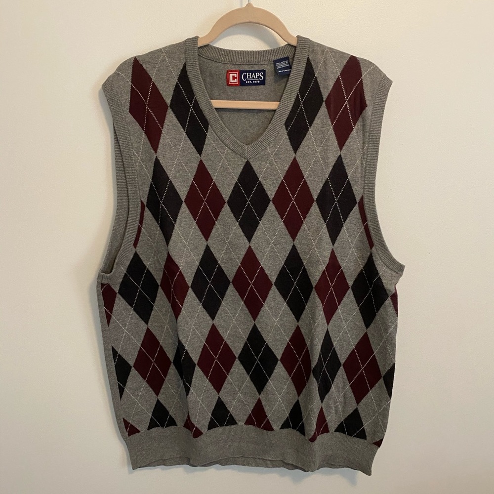EUC Chaps V-neck argyle sweater vest.
